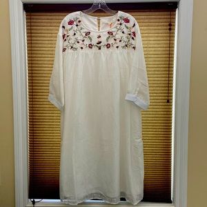 🆕 White midi embroidered dress in size M